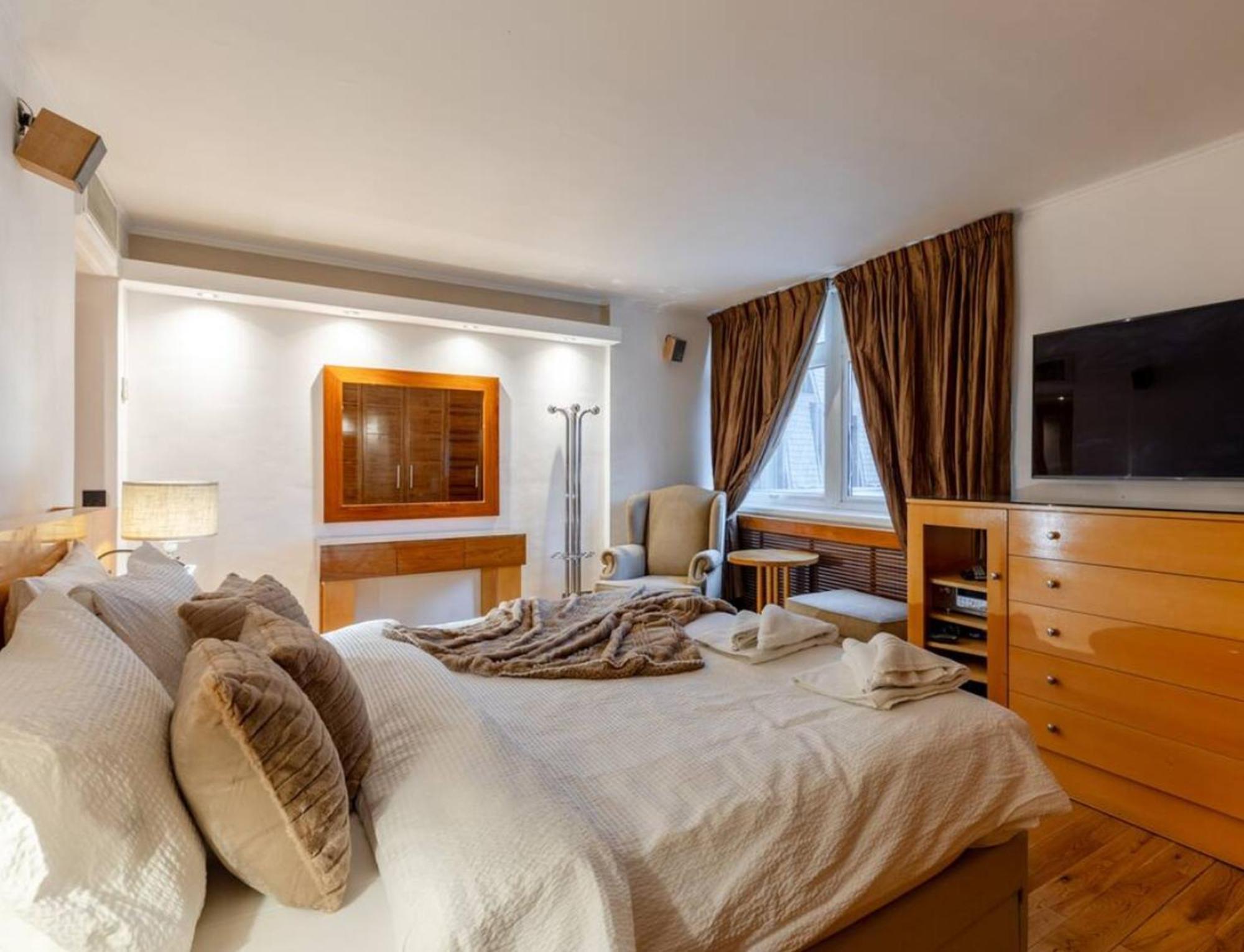 Apartment Stunning 3-bedroom Flat In *
