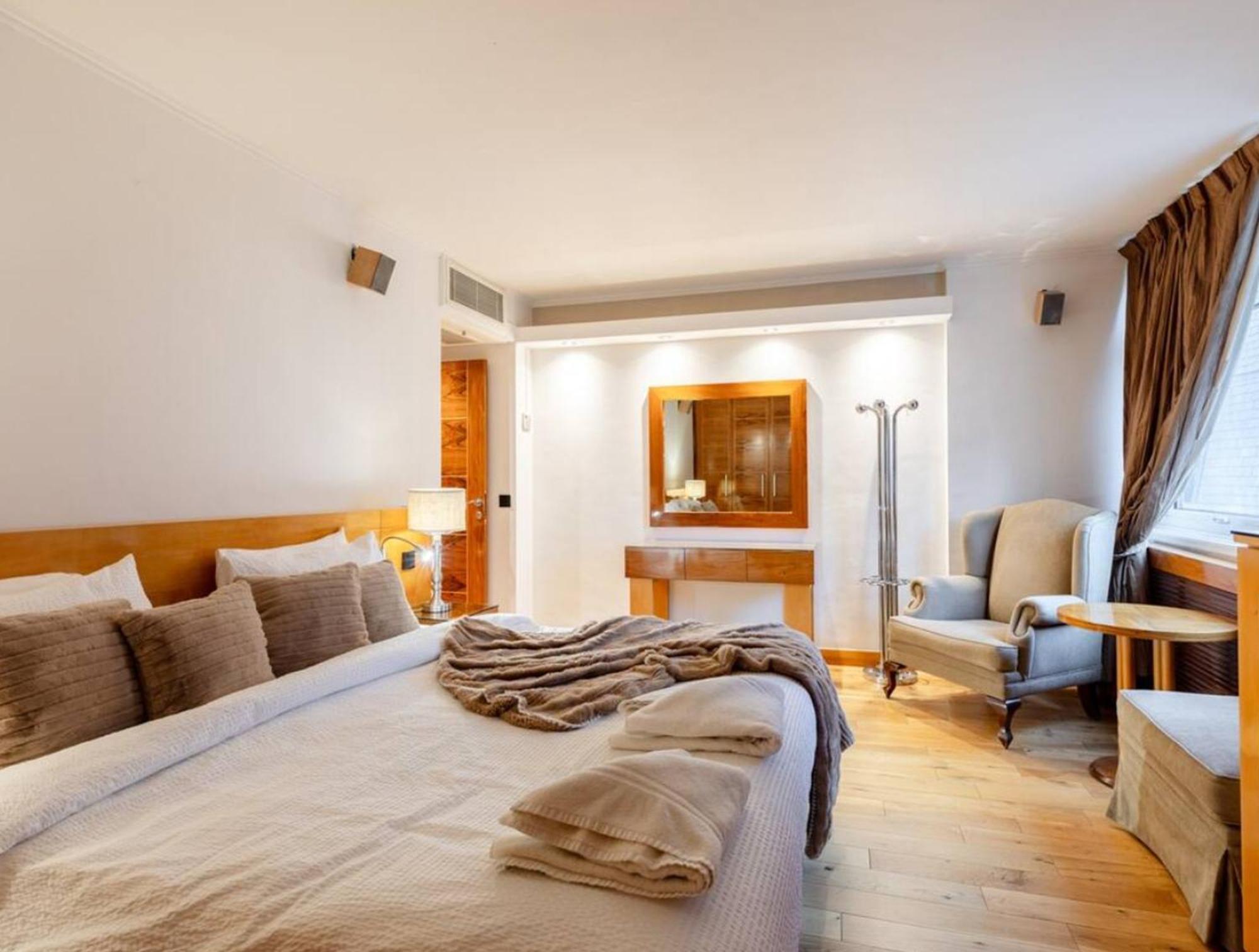 Stunning 3-bedroom Flat In *