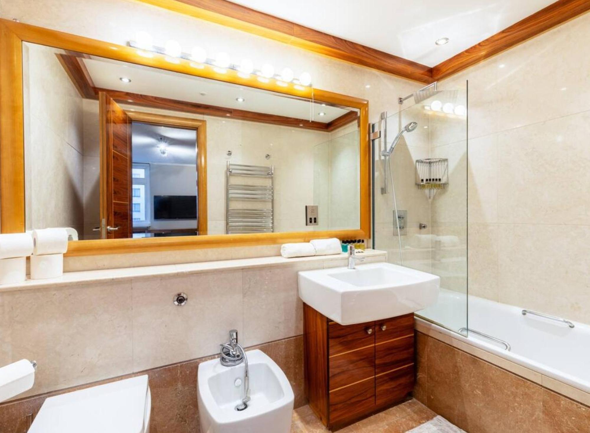 Stunning 3-bedroom Flat In Appartamento *