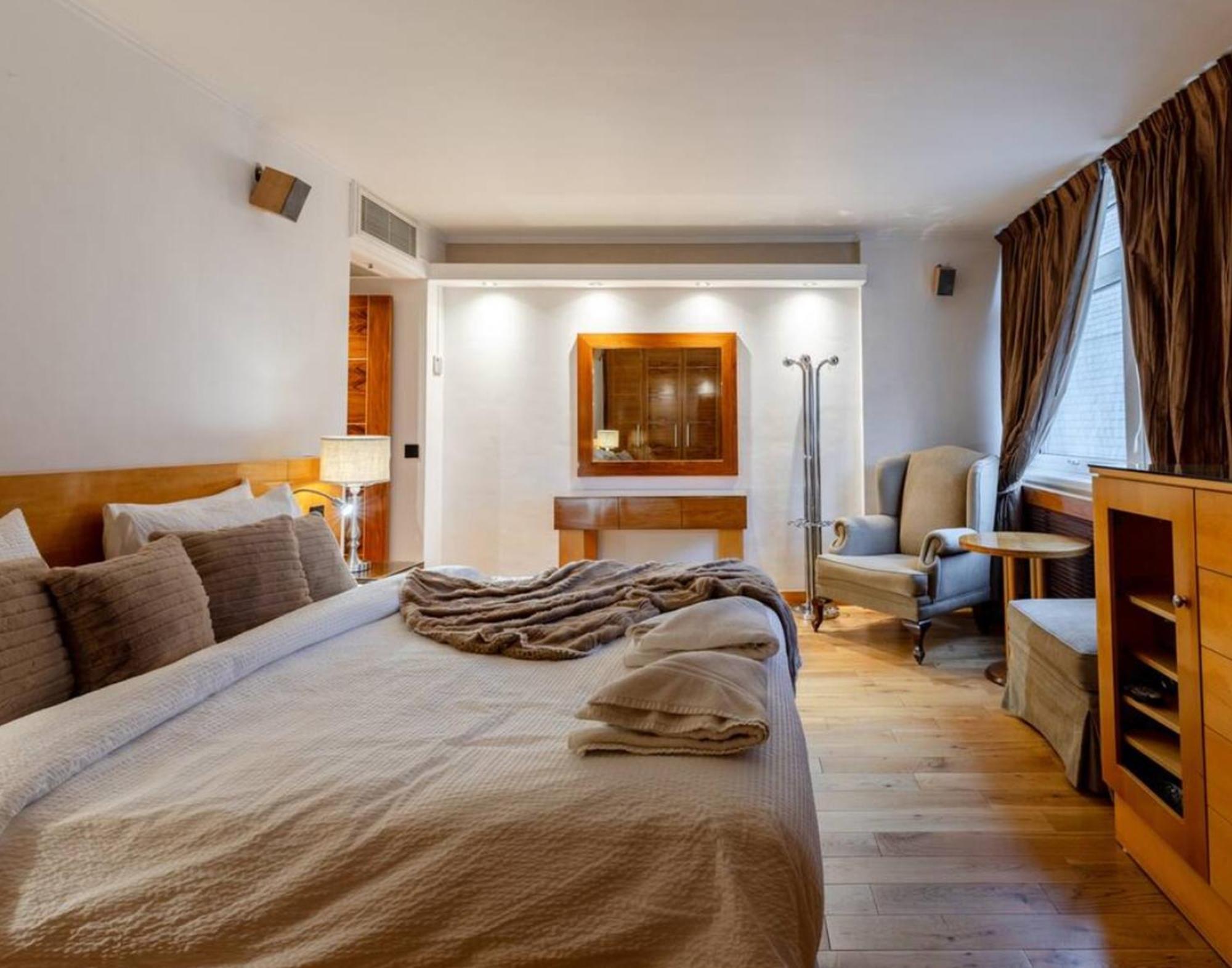 Stunning 3-bedroom Flat In Apartment